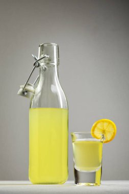Limoncello hafif bir arka plan üzerinde. Ev yapımı likör Sicilya limon yaz geleneksel İtalyan içki. Alkollü içki sarıdır. meyve mamuller.