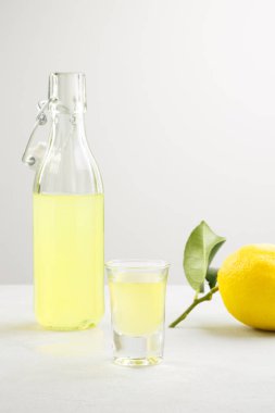 Limoncello hafif bir arka plan üzerinde. Ev yapımı likör Sicilya limon yaz geleneksel İtalyan içki. Alkollü içki sarıdır. meyve mamuller.