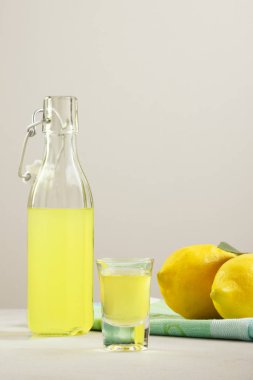 Limoncello hafif bir arka plan üzerinde. Ev yapımı likör Sicilya limon yaz geleneksel İtalyan içki. Alkollü içki sarıdır. meyve mamuller.