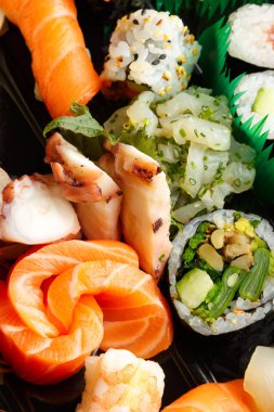 tarak, ton balığı, karides, taze geleneksel Japon suşi rulo, ahtapot sashimi, somon, ton balığı, üstten görünüm karıştırın. Gıda dır. Suşi, rulo, paket sashimi büyük bir set.