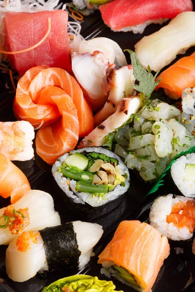 tarak, ton balığı, karides, taze geleneksel Japon suşi rulo, ahtapot sashimi, somon, ton balığı, üstten görünüm karıştırın. Gıda dır. Suşi, rulo, paket sashimi büyük bir set.