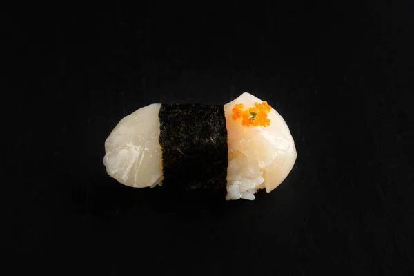 taze geleneksel suşi tarak siyah bir arka plan ile. suşi güzel resim.