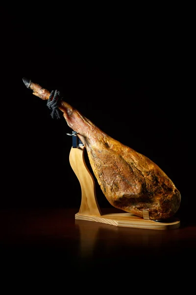 Hamon 48 hafta masaya yaşlı olduğunu. Bir İspanyol jamon ve geleneksel yemekleri ile natürmort. Gıda sanat düşük bir anahtar. İspanya'nın gastronomik ürün yelpazesi. PATA Negra. 