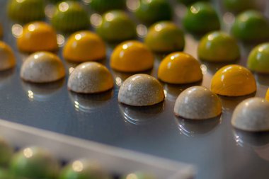 Çikolata, çeşitli şekillerde ve renklerde tatlılar. İsviçre çikolatası.