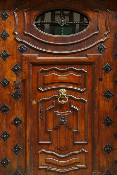 Les Anciennes Portes D Entree Du Batiment Belles Portes En Bois De Style Europeen Surface Texture Stock Photo 170591198