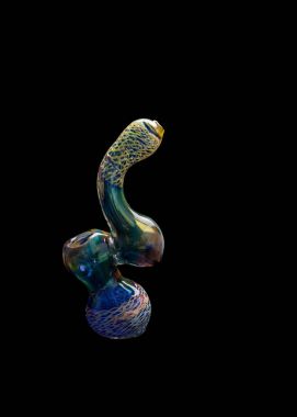 Yeşiller, blues, sarı, altın, kobalt, turuncu ve siyah izole aqua içinde pearlize cam bong