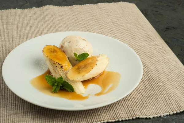 Karamel Sos üzerinde flambe muz çöl kayrak üzerinde bej bir Amerikan Servisi ile