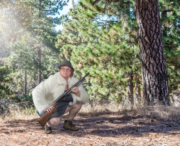 Weiß Frau Hut Lustig Weiblich Spaß Safari Waffe Pistole Jäger — Stockfoto