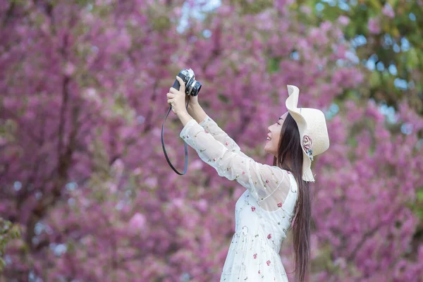 Beautiful Woman Takes Picture Film Camera Sakura Flower Garden — Stock fotografie