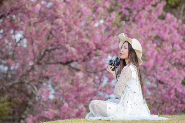 Beautiful Woman Takes Picture Film Camera Sakura Flower Garden — Fotografia de Stock