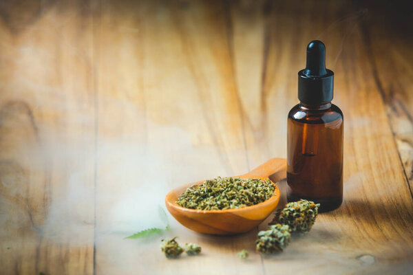 Растения конопли и масла конопли законно посажены на деревянных полах.