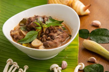 Haşlanmış domuz kemiklerinin yakın plan çekimi..