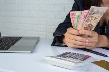 Finans ve muhasebe kavramı. İş kadını masa başında çalışıyor.