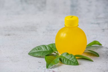 Şişe limon suyu ve taze limon ürünleri.