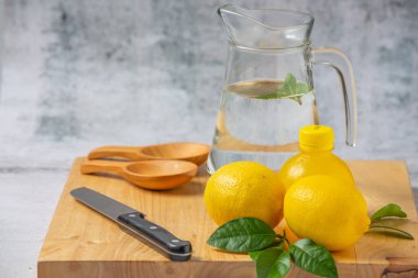 Taze limon ürünleri ve ahşap kesme tahtasındaki taze limon.