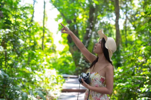 Beautiful Woman Pointing Finger Something Sky Garden — Stock fotografie