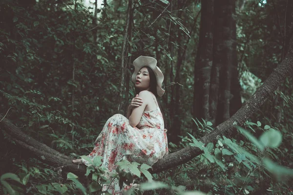 Happiness Beautiful Asian Woman Wearing Straw Hat Park — Fotografia de Stock