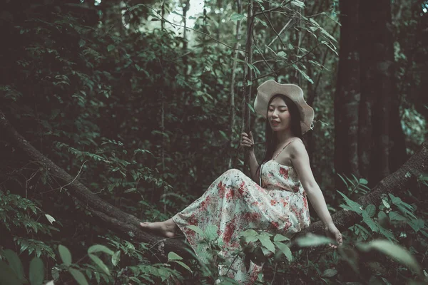 Mutluluk Parkta Hasır Şapka Takan Güzel Asyalı Kadın — Stok fotoğraf