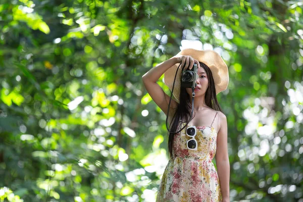 Beautiful Asian Woman Taking Photo Park — Foto de Stock