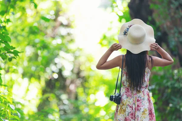 Back Happiness Girl Wearing Straw Hat Garden — Fotografia de Stock