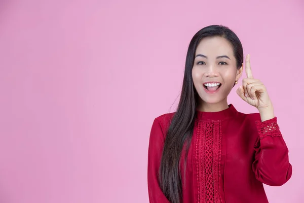 Happy Woman Standing Her Finger Pointing Pink Background — Foto Stock