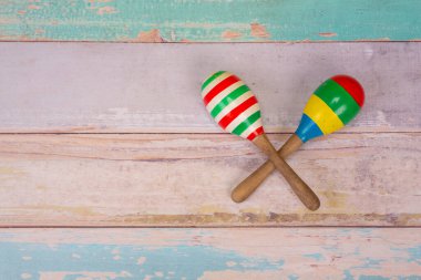 Renkli Meksika marakası Açık renkli ahşap döşeme