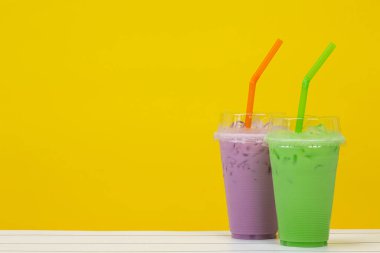 sarı arkaplanda mor ve yeşil içecekler