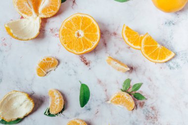 Taze portakallar, soyulmuş portakallar ve yapraklar..