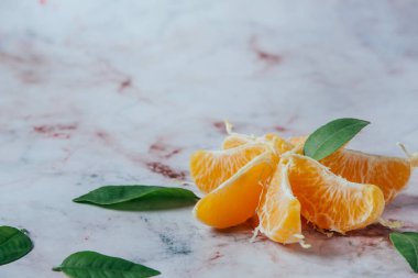 Taze portakallar, soyulmuş portakallar ve portakal parçaları.