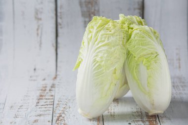 Beyaz ahşap arka planda zehirli olmayan Çin lahanası