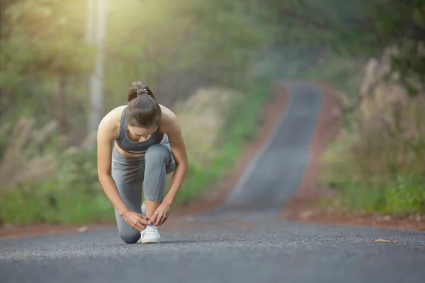 Mujer Corredor Atar Zapato Durante Correr — Foto de Stock