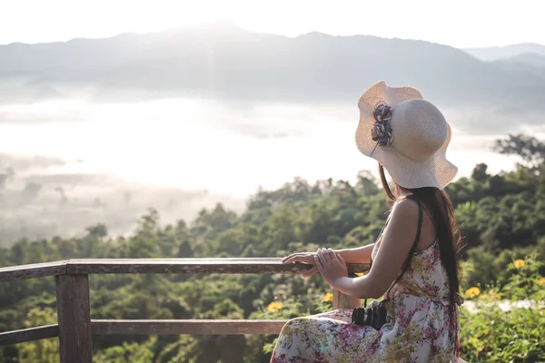 Woman Camera View Mountain View — Fotografia de Stock