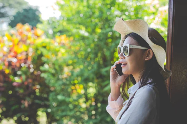 Model Talking Phone Natural Background — Fotografia de Stock