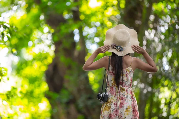 Back Happiness Girl Wearing Straw Hat Garden — Fotografia de Stock