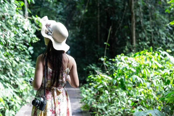 Back Happiness Girl Wearing Straw Hat Garden — Stock fotografie