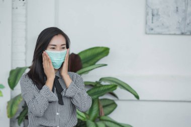 Koruyucu yüz maskesi takan kadın. 