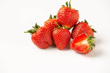 Beyaz arka planda çilekler