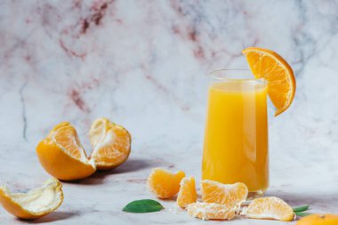 Taze portakal suyu ve taze portakal suyu.