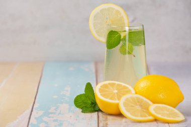 Uzun bardakta taze limon ve limon suyu.