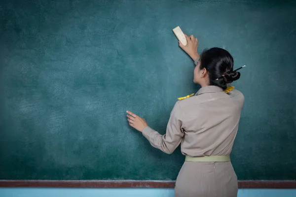 Thai Woman Teacher Officail Outfit Erasing Backbord — Photo