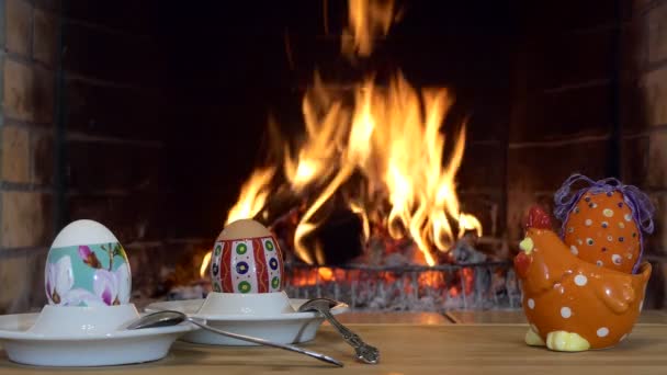 Vacaciones Pascua Huevos Multicolores Pie Soportes Con Cucharaditas Fondo Llama — Vídeo de stock