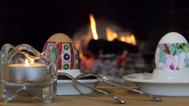 Osterferien Bunte Eier Liegen Auf Ständern Daneben Teelöffel Und Vor — Stockvideo