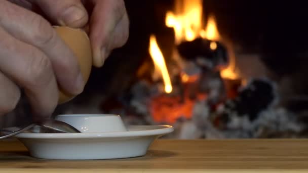 Ägg Enkel Måltid Händer Rengöra Ett Ägg Som Ligger Ett — Stockvideo