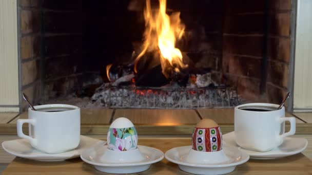 Пасхальный Праздник Разноцветные Яйца Стоят Стендах Чайными Ложками Рядом Чашками — стоковое видео