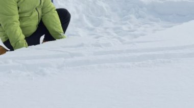 Igloo. Adamın biri Igloo yapmak için oyulmuş bir kar bloğu alıyor. Kapatın. Novosibirsk, Rusya / Sibirya, Şubat / 15 / 2020, yıllık tatil 