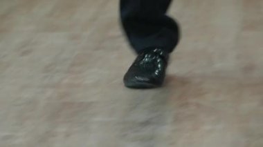 Arjantin tangosu. Arjantin tangosu yapan bir çiftin bacakları. Kapatın. Novosibirsk, Sibirya.