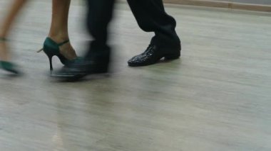 Arjantin tangosu. Arjantin tangosu yapan bir çiftin bacakları. Kapatın. Novosibirsk, Sibirya.