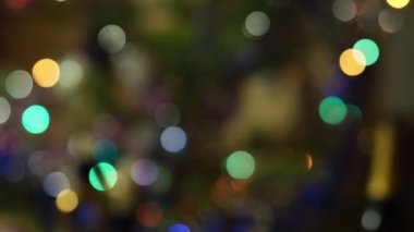Noel, yeni yıl, tatiller. Arka plan videosu. Renkli ışıklar koyu bir arkaplanda titreşir.