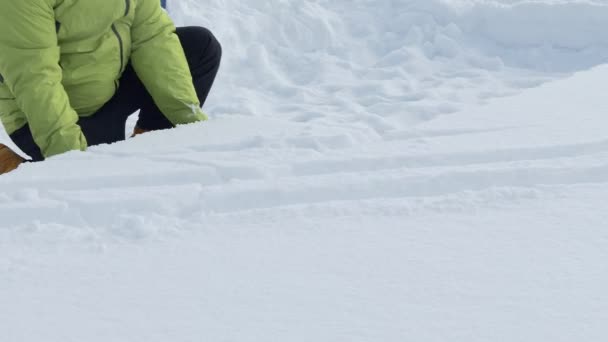 Iglu Ein Mann Hebt Einen Geschnitzten Schneeblock Auf Ein Iglu — Stockvideo