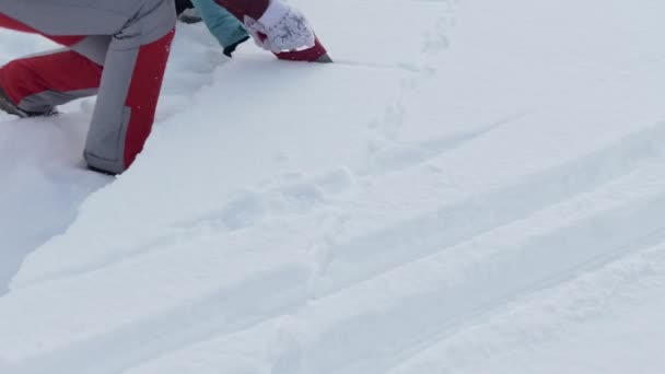 Igloo Una Mujer Corta Bloque Nieve Con Una Sierra Para — Vídeos de Stock